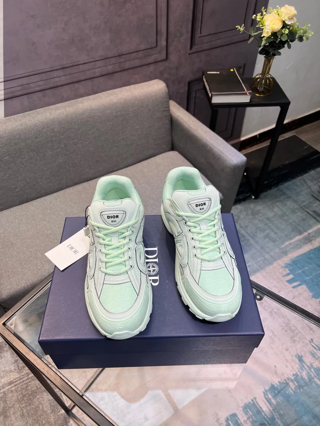 Men's shoes 💰600 high version joint model 🍸 Dior Dior The Island co-branded B30 sneakers follow the trend of the retro market and are Dad Shoes style shoes. The Dior logo on the tongue also indicates that this pair of shoes is the B30 model! B30 uses fine-textured leather and mesh cloth materials to form a shoe body. There are conspicuous letters CD on both sides of the shoe body to indicate the identity. Many lines on the shoe body outline the details, making the shoes look less monotonous and full of retro flavor. ♺ Upper: Original customized technical fabric + mesh ♺ Inner lining: Original customized breathable lining ♺ Outsole: Original molded IP foam + TPU outsole ♺ Heel height: 3.5cm ♺Code number: 39-44 (45 46 customized)